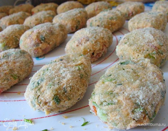 Сформировать небольшие биточки, обвалять в муке (у меня панировочная смесь) и обжарить на оливковом масле (или без него).