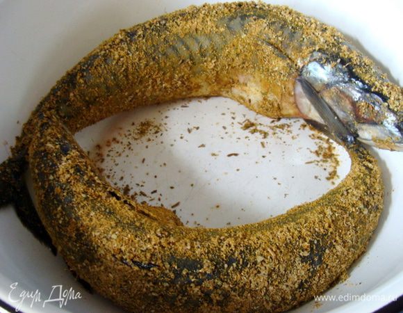 Истолочь в ступке тмин, кориандр, имбирь, карри, прованские травы, соль и перец.
Получившейся смесью натереть рыбу со всех сторон и поставить на 1 час в холодильник.