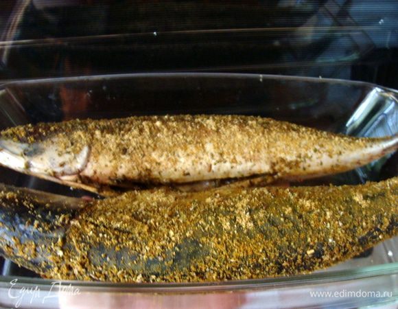 Духовку разогреть до 200*.
Выложить рыбу на противень и жарить под грилем по 10 минут с каждой стороны.