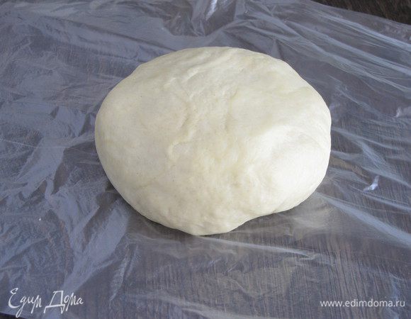 В миске смешать теплое молоко, воду, соль и сухие дрожжи. Всыпать просеянную муку, перемешать. Добавить оливковое масло. Тесто хорошо вымесить. Тесто для пиццы я обычно вымешиваю минут 10. Если тесто недостаточно эластичное, то можно добавить еще оливкового масла.