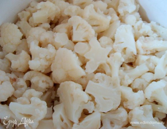 Капусту отварить с солью, слить, остудить.