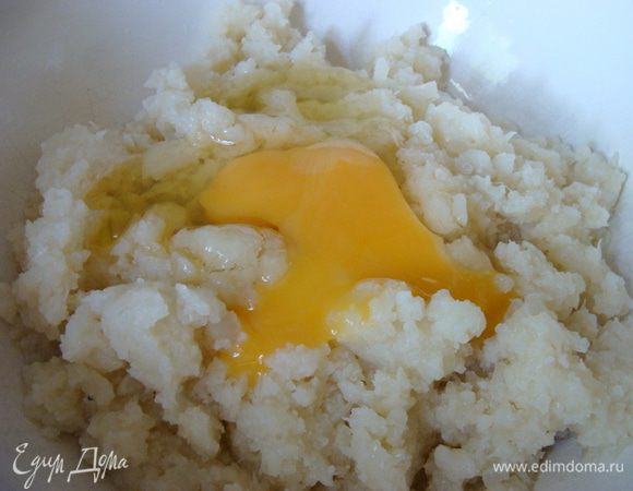 Измельчить в блендере, добавить взбитое яйцо, оливковое масло, натертый сыр и измельченный чеснок. 