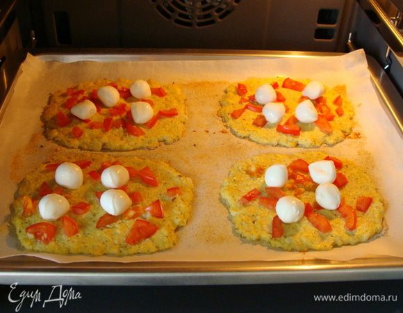 Разделила тесто на 4 части, пекарскую бумагу присыпала панировочной смесью,выложила на противень. 
Запекать сначала 15-20 минут при 240*
Потом выложить на пиццы порезанные помидорки и моцареллу, запекать еще 5 минут.