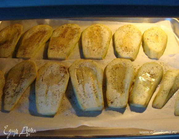 Два маленьких баклажана почистить, порезать тоненько пластинами, выложить на противень, сбрызнуть оливковым маслом, посолить и поперчить.
Запекать в духовке при 200-220* 10 минут.