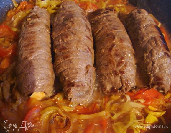 Обжарить на растительном масле со всех сторон до небольшой золотистой корочки. Выложить на тарелку.
Помидоры мелко порезать, лук-порей (примерно 15 см длинной стебель), порезать тонкими колечками, все обжарить на сковороде, где жарилось мясо, потом, вернуть мясные рулетики в сковороду, залить вином, закрыть крышкой, тушить на медленном огне 15 минут. 