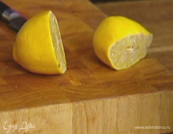 Из лимонов и лайма выжать сок.