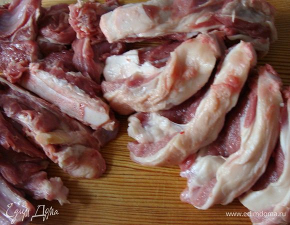 Баранину порезать на куски.
Чеснок очистить.