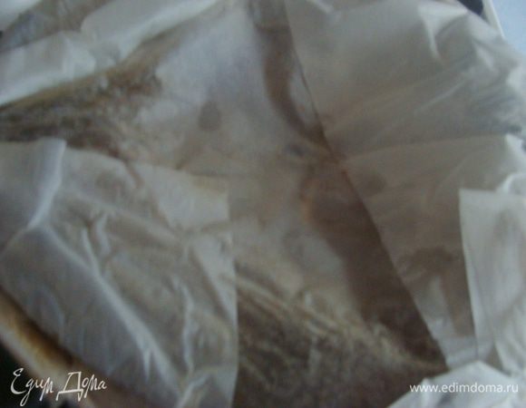 Влить коньяк и такое же количество воды.
Накрыть сковороду бумагой для выпечки, а сверху крышкой.
Тушить на медленном огне 2-2.5 часа.
Я, тушила 1.45, мясо получилось очень нежное!
Еще хочу сказать, что воды я налила в конечном итоге больше чем коньяка в 2 раза, т.к. когда раствор был один к одному, у меня получилось "фламбе" :)