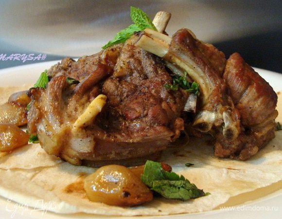 Юлия рекомендует готовую баранину подавать, посыпав крупной морской солью и мятой!
Я, обошлась только мятой.