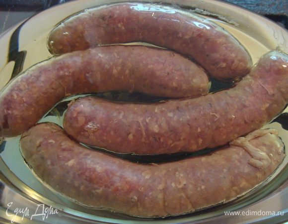 Духовку разогреть до 250*
В форму для выпечки (рекомендуют разъемную, но у меня была стеклянная) налить растительное масло так, чтобы потом, когда положишь в форму купаты, масло покрыло их полностью. Я, наливала 1.5 см и мне этого хватило с лихвой.
Поставить форму с маслом в духовку на 10 минут, потом в прогретое масло положить купаты и поставить в духовку опять на 10 минут.