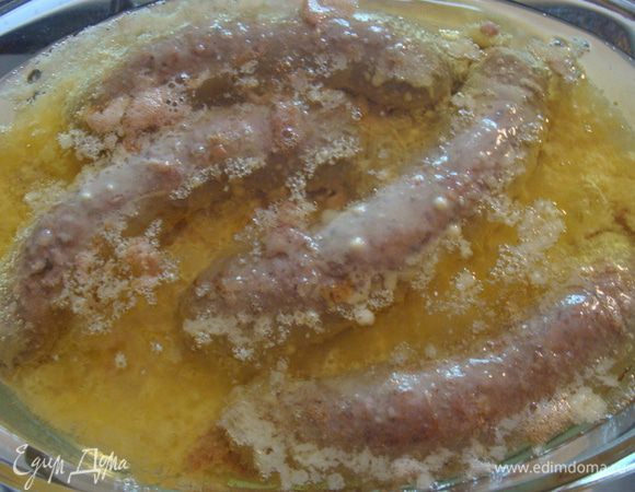 Пока купаты стоят в духовке, в збить слегка яйца с щепоткой соли, добавить молоко, просеянную муку, размешать так, чтобы тесто стало однородным.
Влить его в форму с купатами и маслом, выпекать пудинг 30 минут.
Нужно учитывать, что пудинг очень сильно поднимется и возможно придется масло отливать, если размеры формы не будут позволять!
За 15 минут до готовности, я посыпала пудинг свежим тимьяном. Юлия рекомендует розмарином или любыми другими любимыми пряным травками.
В качестве гарнира к блюду предлагается подать обжаренный на сливочном масле лук и чеснок, но хорошо, что я этого не сделала, уже всего достаточно на мой вкус.
