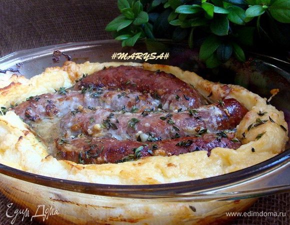 Получается очень красивое блюдо! и очень вкусное!
Пудинг нежнейший, а купаты ароматные за счет травок!

Хочу сказать, что не нужно пугаться большого количества масла! Ни пудинг ни купаты его не впитывают сильно, так что оно все останется отдельно.