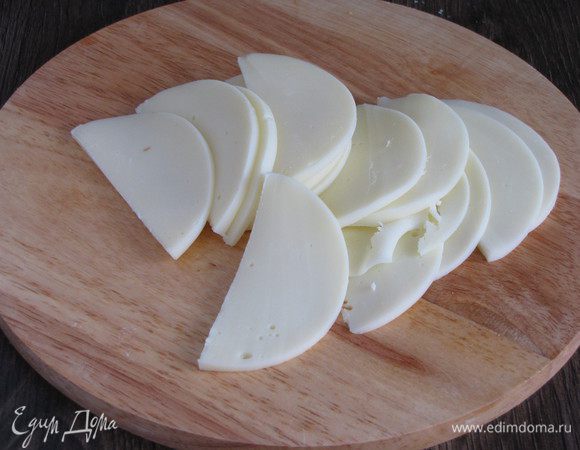 Моцареллу так же нарезать тонко.