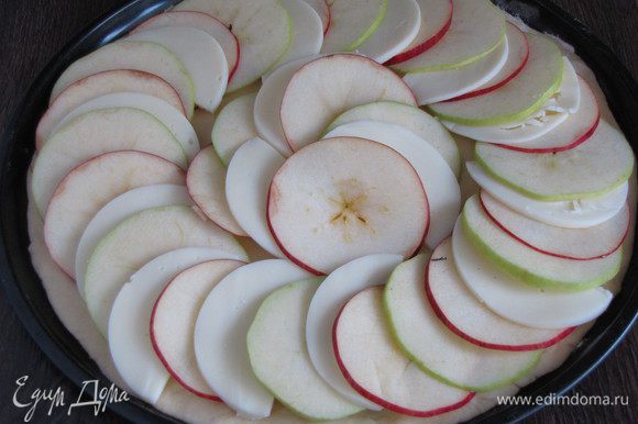 Выложить кружки яблок внахлест по кругу, перемежая моцареллой, и отступая от края 1 см. Дать постоять 10 минут.