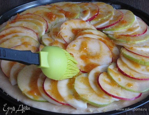 Присыпать пиццу лимонной цедрой и промазать абрикосовым вареньем. Если варенье густое, то его можно немного прогреть.