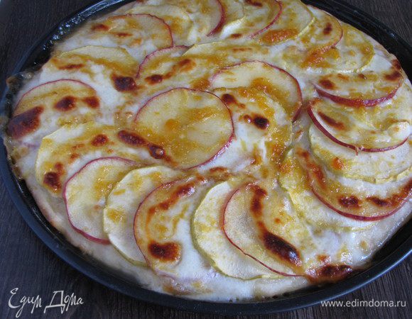 Выпекать пиццу при 200 градусах, 10-15 минут. 