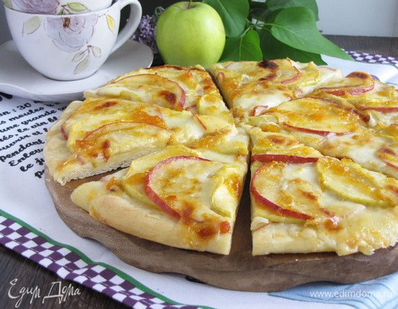 Готовую пиццу разрезать на 8 порционных кусочков и подавать к чаю. Очень вкусно! Особенно в теплом виде :) Приятного аппетита!