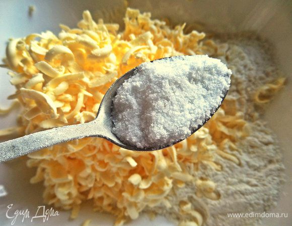 Солим тесто.