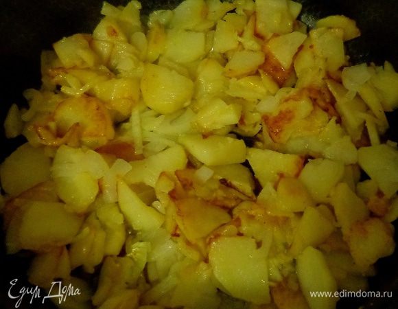 Почистить картошку, нарезать пластинками и обжарить.