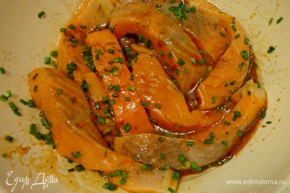 На полчаса замариновать филе в смеси соевого соуса с растительным маслом + любимые приправки, перец и мелко нарезанные чеснок и лук.