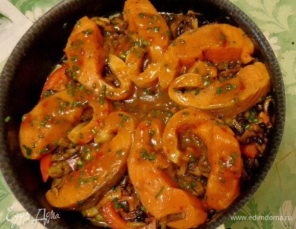 На помидоры положить грибы, затем филе.