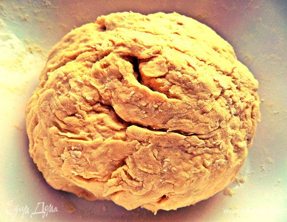 Подсыпая остальную муку,замешиваем тесто. Отправим на 2 часа в холодильник.