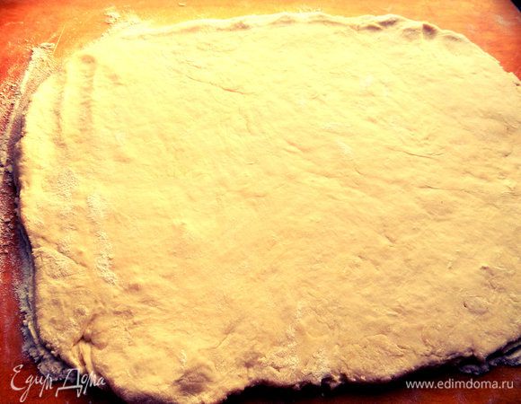 Раскатываем тесто в пласт, соединяем края внахлёст книжечкой, перевернуть на 90*, снова раскатываем.