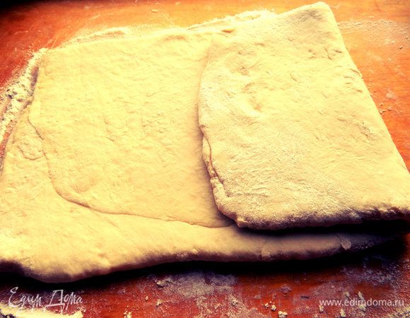 Повторяем процедуру: складываем края снова внахлёст и убираем на 30 минут в морозилку или на 2 часа в холодильник.