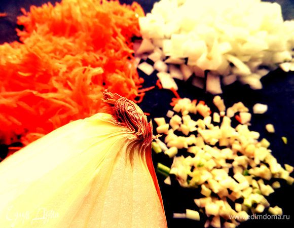 Я выбрала печёночный вариант. Для этого измельчить лук, чеснок, морковь.