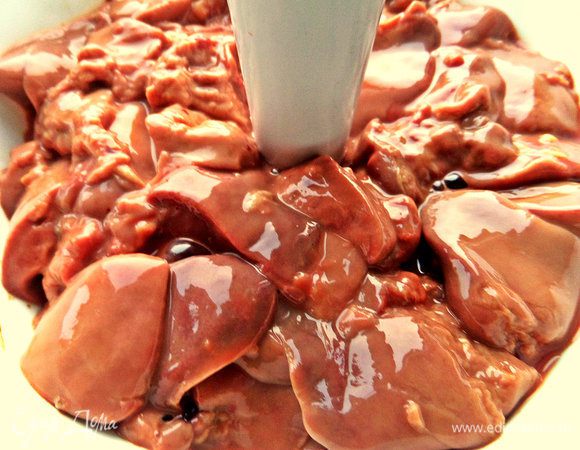 Печёнку промыть, очистить и взбить блендером.