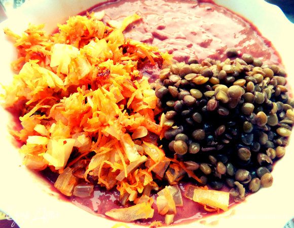 Соединить печёночную массу с обжаренными овощами и заранее отваренной чечевицей.