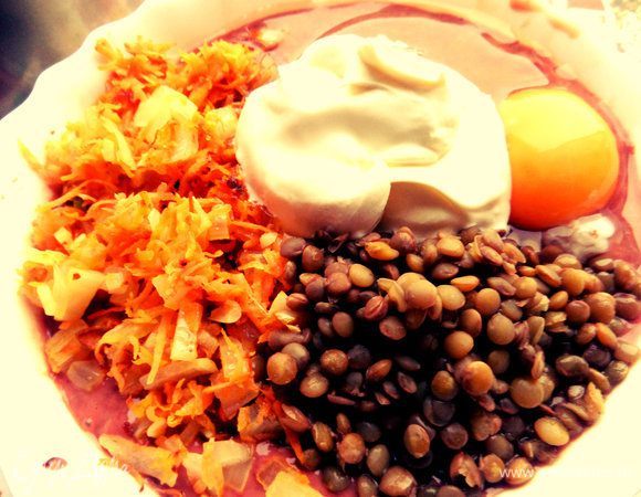 Добавить яйцо и некислую сметану. Приправить по вкусу.