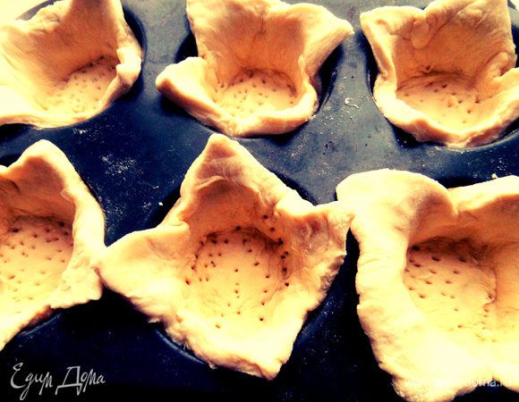 Распределяем по смазанным ячейкам и накалываем дно вилкой.