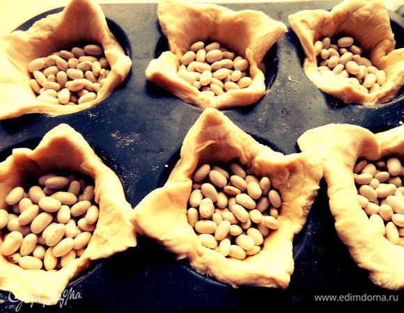 Насыпаем сухую фасоль или горох и выпекаем минут 7-10 при 180*. Затем вытряхиваем фасоль, заполняем сырым паштетом и продолжаем запекать до готовности, пока паштет в центре не схватится.