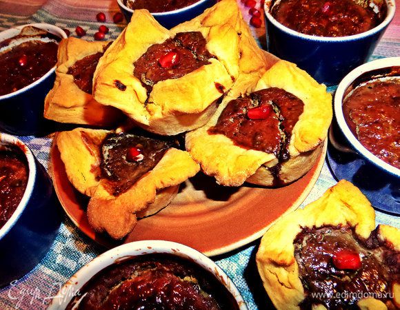 Такие пироги или отдельные формочки удобно взять с собой на пикник.