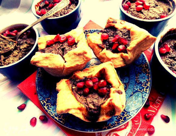 Каждый выбирает себе или порцию паштета или посытнее-корзинку из теста с начинкой :) По желанию украсить зёрнами граната.