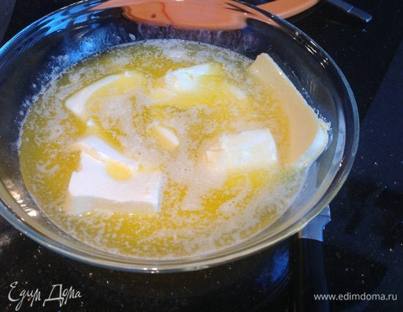 Духовку разогрейте до 200 градусов. Сливочное масло растопите.