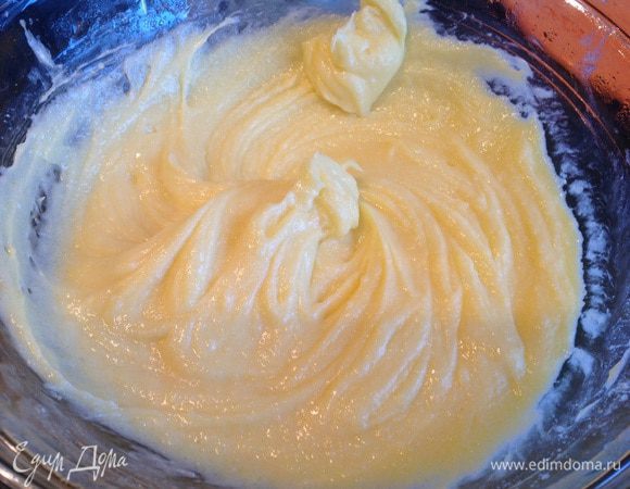 Белки отделите от желтков. Желтки разотрите с сахаром и сливочным маслом.