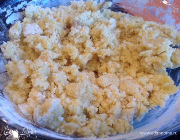 Добавьте муку и разрыхлитель, хорошо перемешайте.