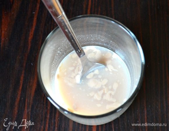 Дрожжи растворите с сахаром в 4 ст. л. тёплой воды.