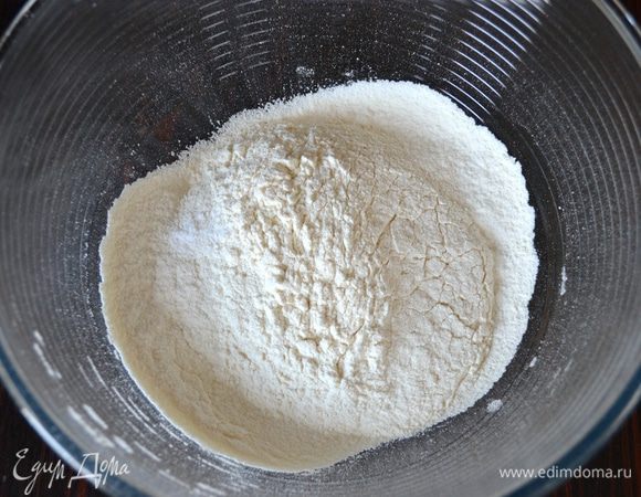 В большую миску просейте муку и добавьте соль. Перемешайте.