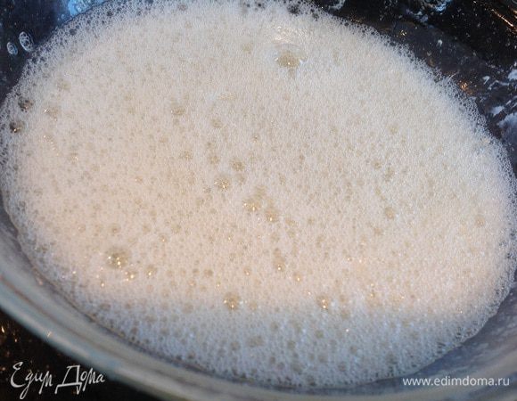 Белки взбейте в пену и осторожно перемешайте с тестом.