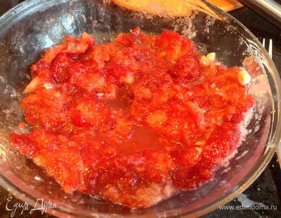 Половину клубнику разотрите в пюре, остальную нарежьте пополам. Добавьте в тесто.