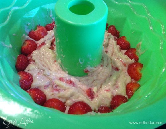 Тесто выложите в форму смазанную маслом, и выпекайте в духовке около 1 часа. Готовность проверьте зубочисткой.