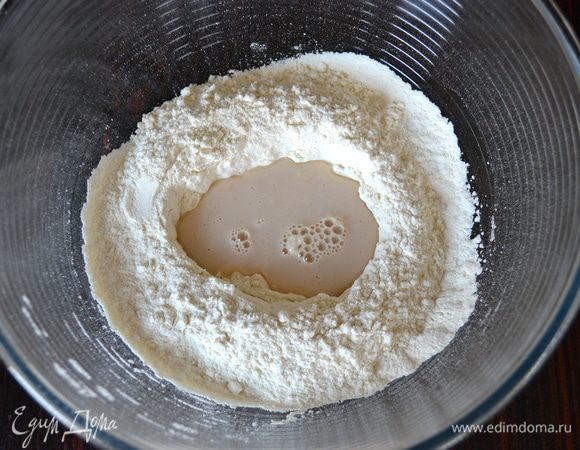 В углубление в муке влейте дрожжи с водой. 
