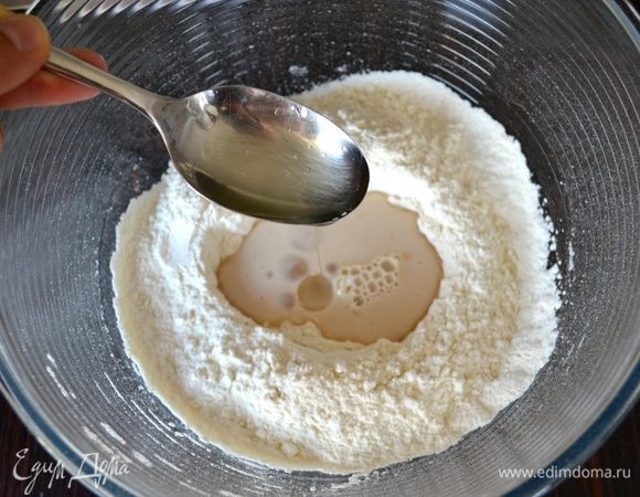 Добавьте 2 ст. л. оливкового масла, 100 мл тёплой воды.