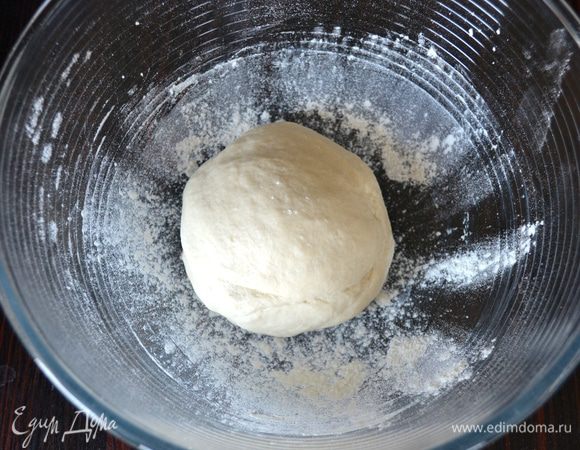 Сформируйте из теста шар, положите его в большую миску, накройте пленкой и поставьте в тихое теплое место на 1 час.