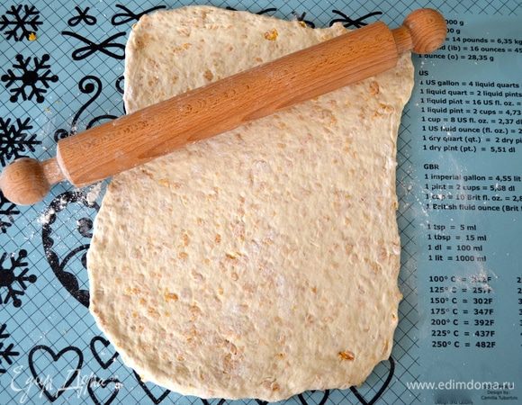 Затем раскатайте его в прямоугольный пласт шириной примерно 1 см.