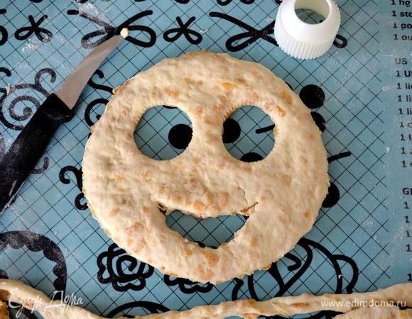 Тарелочкой или формочкой вырежьте 4 кружочка диаметром около 15 см. У вас получится ровно 4 штуки! Маленькой формочкой вырежьте дырочки-глазки и с помощью ножика улыбающийся рот.