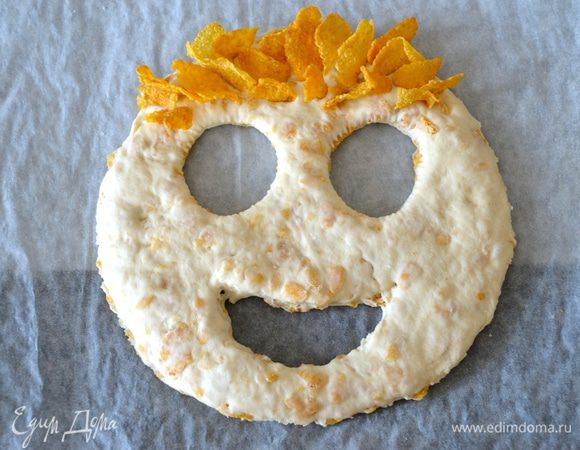 Перенесите на противень застеленный пекарской бумагой и сверху воткните оставшиеся кукурузные хлопья, наподобие "шевелюры"... В этом вам могут помочь детки! :)  